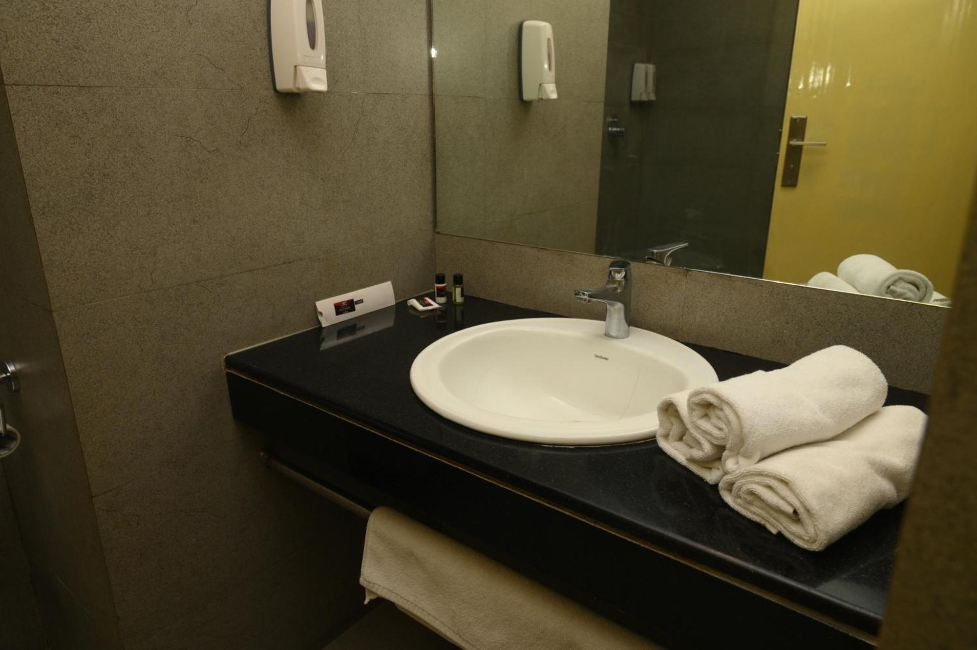Hotel Polo Max Allahabad Prayagraj Esterno foto