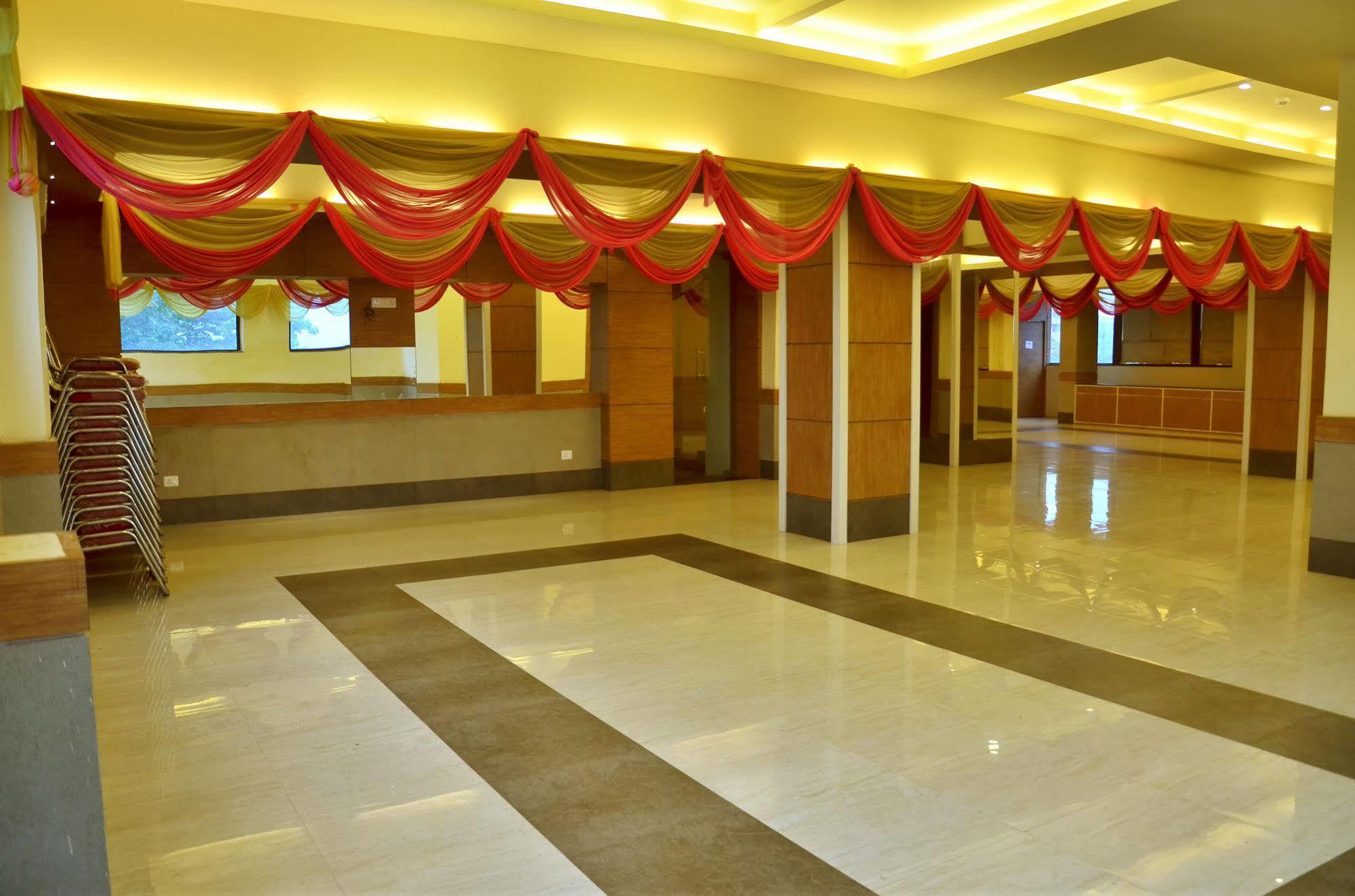 Hotel Polo Max Allahabad Prayagraj Esterno foto